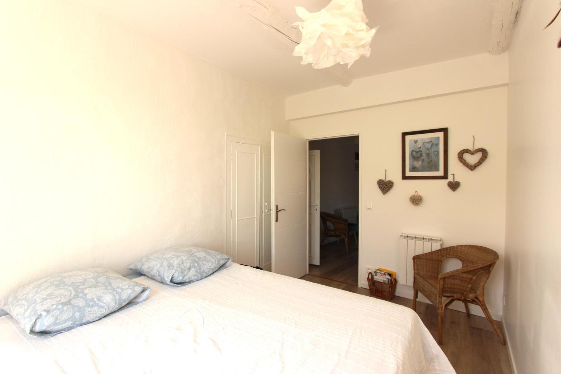 Joli Appartement Avec Balcon Au Coeur De Forcalquier Luaran gambar