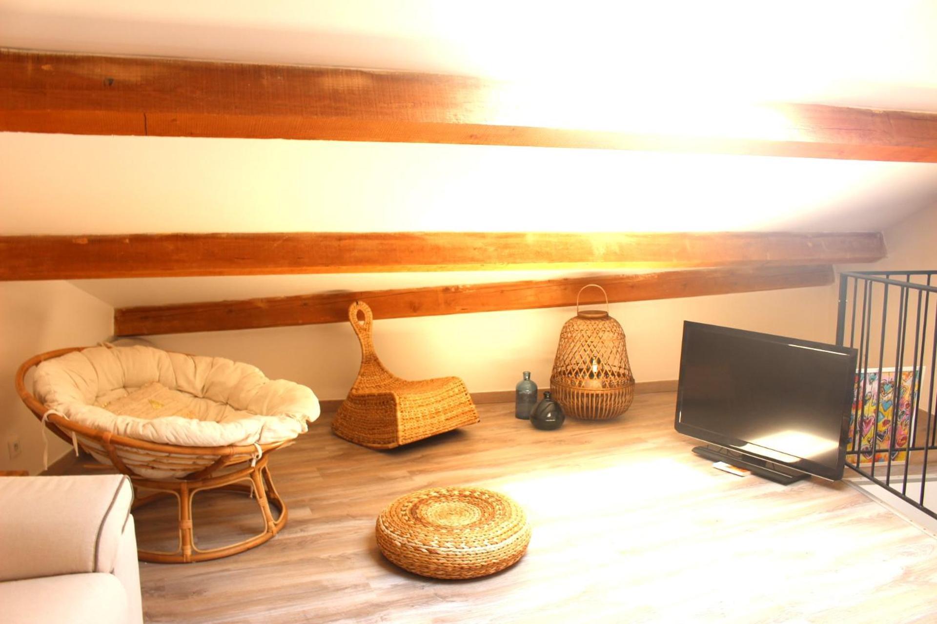 Joli Appartement Avec Balcon Au Coeur De Forcalquier Luaran gambar