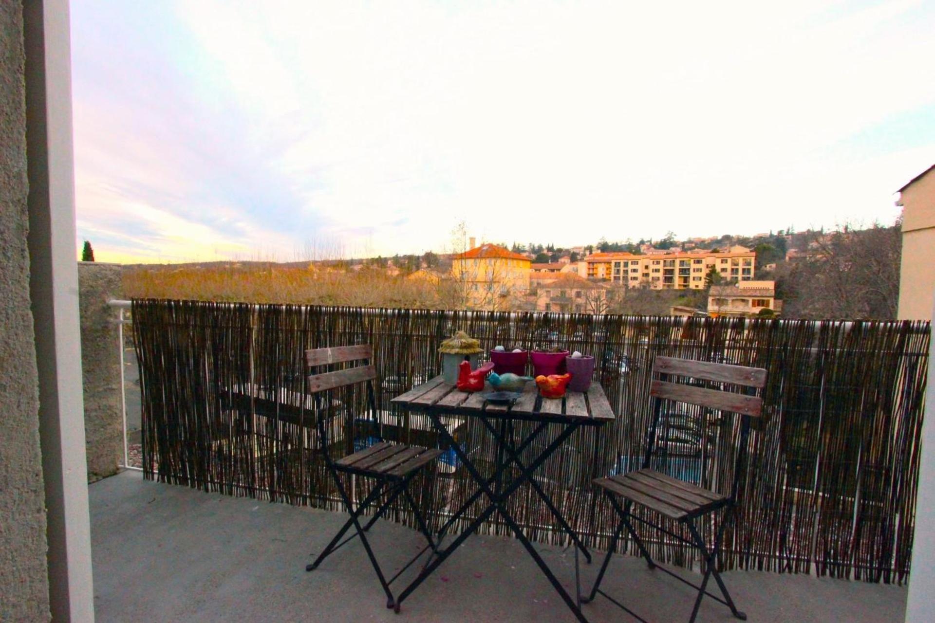 Joli Appartement Avec Balcon Au Coeur De Forcalquier Luaran gambar