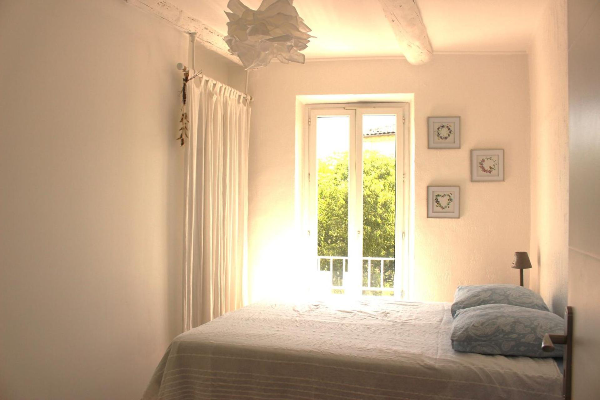 Joli Appartement Avec Balcon Au Coeur De Forcalquier Luaran gambar