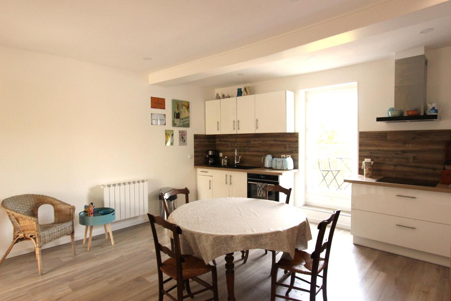 Joli Appartement Avec Balcon Au Coeur De Forcalquier Luaran gambar